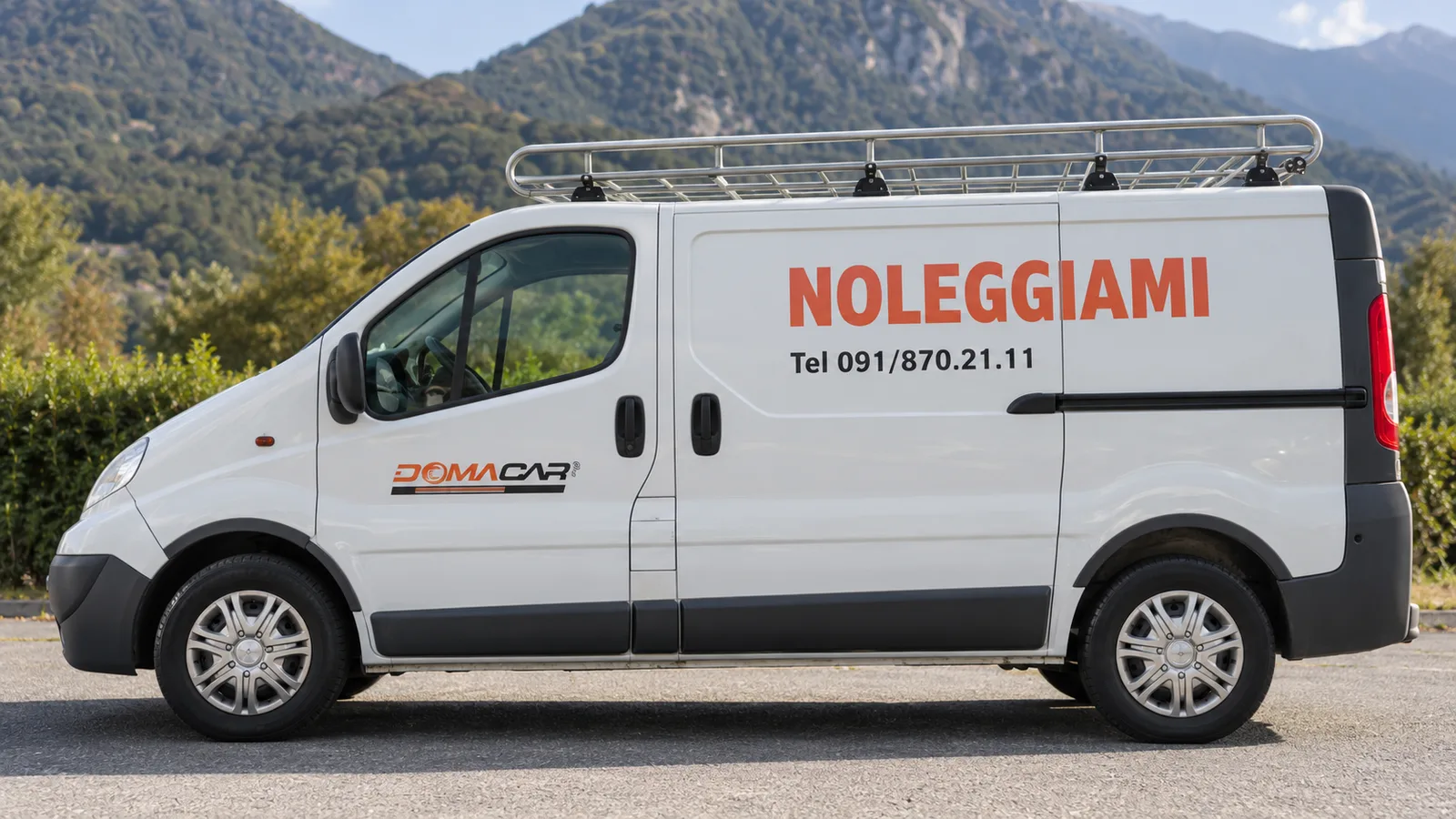 Furgone bianco DomaCar con portapacchi e scritta «Noleggiami», disponibile a noleggio